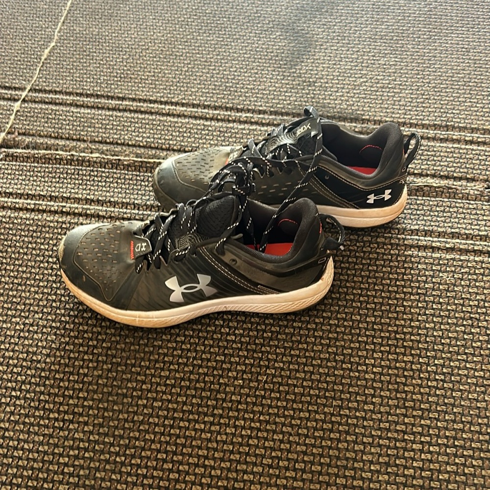 Boys Under Armour Turf Shoes Size 6